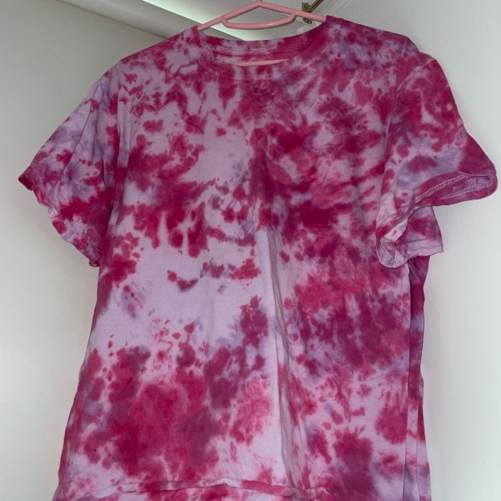 Red Cropped Tie-Dye Tee Shirt: Nebula Pattern
